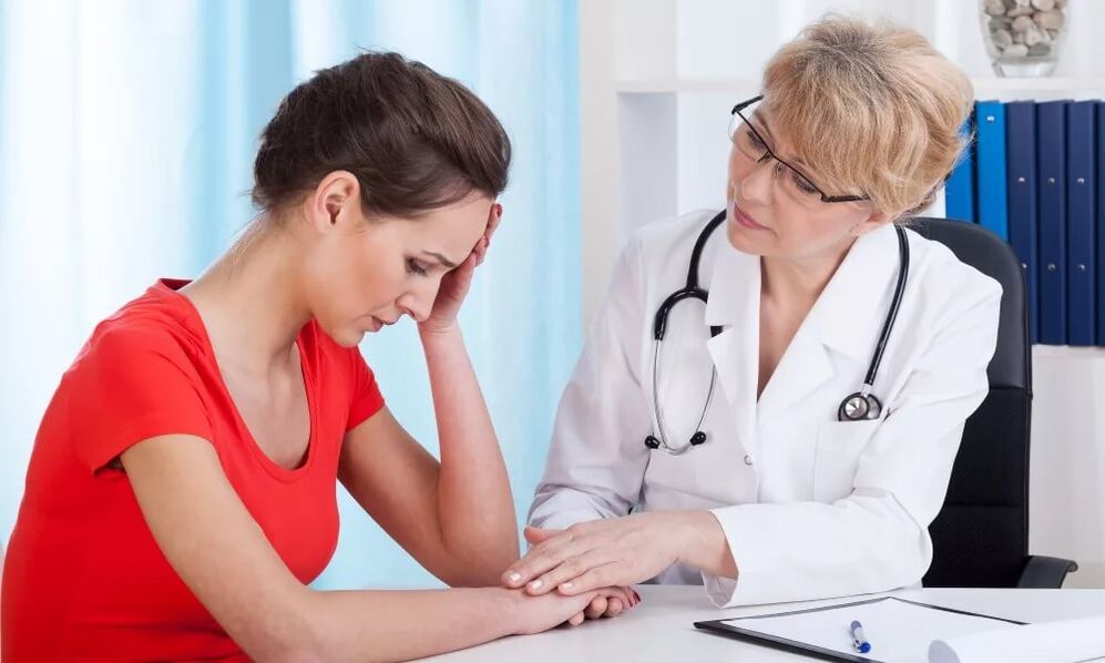 O exame oportuno por um médico ajudará a evitar o desenvolvimento de cistite em mulheres