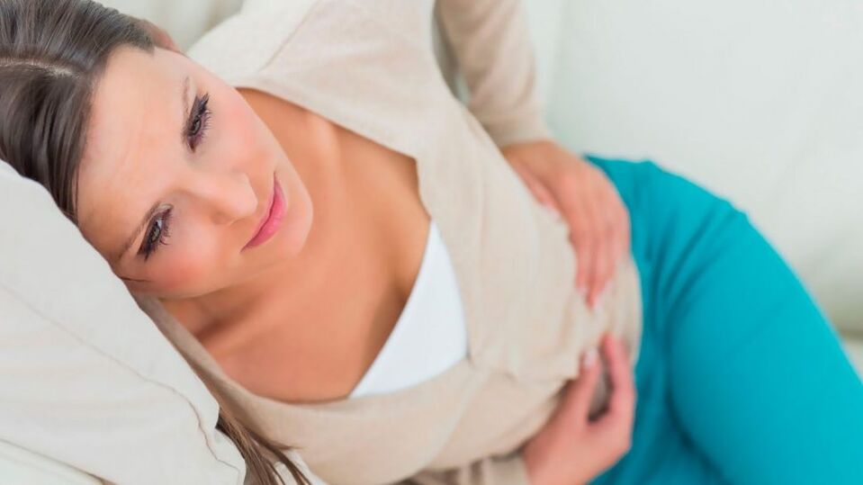 Uma mulher com sinais de cistite precisa de tratamento abrangente e competente
